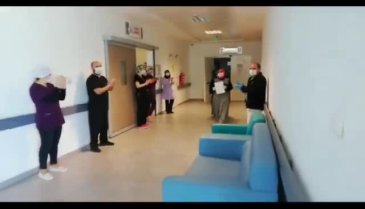 Bursa'da korona virüsü yenen hastalar alkışlarla taburcu ediliyor