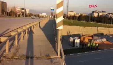 Bursa'da talaş yüklü tır devrildi, faciadan dönüldü!