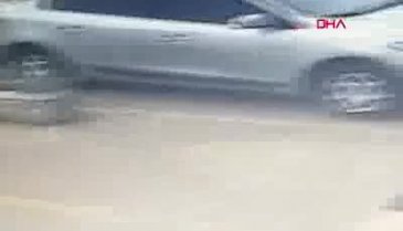 Sevgililer el ele girdikleri binadan televizyon çaldı