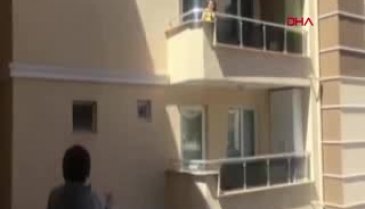 Bursa'da çocuklar, balkonlar arasına kurdukları düzenekle mesajlaşıp, eğlendi