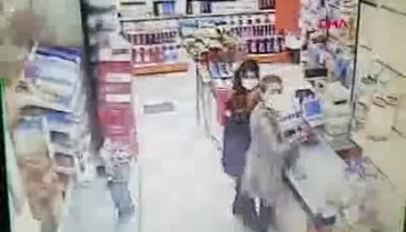 Evinde eşini başka biriyle görünce dehşet saçtı!