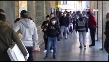 Bursa'da PTT önünde uzun kuyruklar oluştu