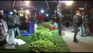 Bursa'da vatandaşlar gece yarısı pazara akın etti