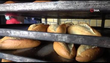 Bursa'da fırıncılar kapı kapı ekmek götürdü
