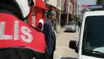 Bursa'da sokağa çıktı, uyarılara aldırış etmeyince gözaltına alındı