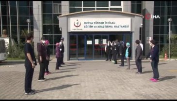 Bursa'da koronayı yendi, alkışlarla taburcu oldu
