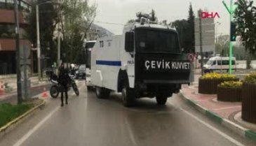 Bursa'nın işlek caddeleri TOMA'larla eş zamanlı olarak kapatıldı
