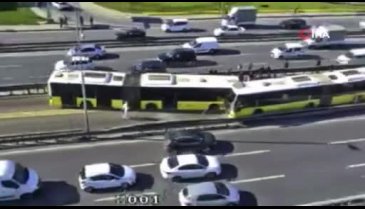 İki metrobüs kafa kafaya çarpıştı!