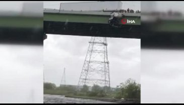 Tır köprüde asılı kaldı, şoför son anda kurtarıldı
