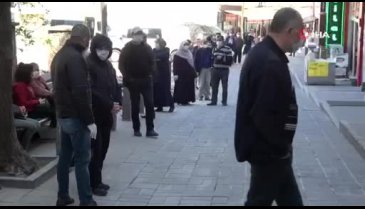 Bursa'da sokağa çıkma yasağı öncesi yüzlerce metre et kuyruğu