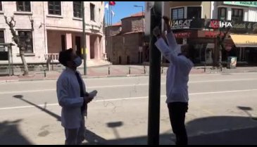 Bursa'da canları sıkılan eczacılar ana yolda maç yaptı