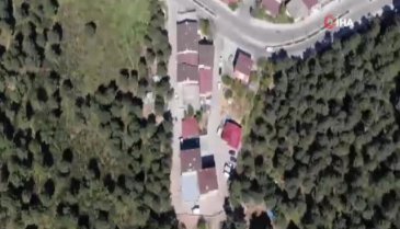 Sokakta top oynayan gençlere droneli baskın