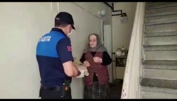 Bursa'da zabıta ekipleri, Hanife Teyze'yi duygulandırdı