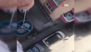 Pişirdiği kahveleri balkondan komşularına sarkıttı