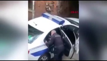 Polis karantinaya uymayan bir kişiyi tokatladı