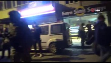 Eşini, iki çocuğunu ve komşularını silahla rehin aldı