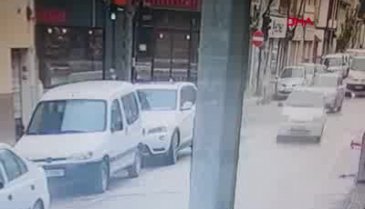 Bursa'da otomobil ile ambulansın çarpıştığı kaza kamerada