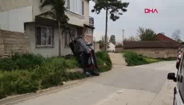 Bursa'da kontrolden çıkan otomobil, az daha eve çarpıyordu