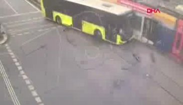 Tramvay raydan çıkıp, otobüse çarptı!