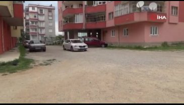 Sağlıkçı anne ve baba, çocuklarına gözyaşlarıyla kavuştu