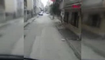 Bursa'da temizlik işçisi, yerdeki Türk bayrağını alıp, öperek cebine koydu