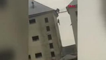 İsyan çıkan hapishanenin çatısından mahkum düştü