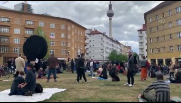 Almanya'da kısıtlamalara karşı çıkan çok sayıda protestocuya gözaltı