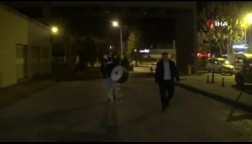Bursa'da davulcu çaldı, muhtar sağlık çalışanları için maniler okudu