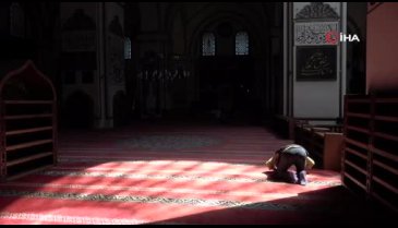 Bursalılar namazlarını Ulu Cami'de sosyal mesafeye uyarak kılıyor