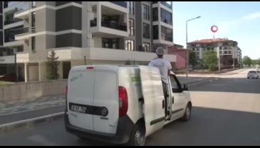 Bursa'daki fenomen ekmekçi: "İnsanları camlarda moralsiz görünce onlara şarkı söyledim"