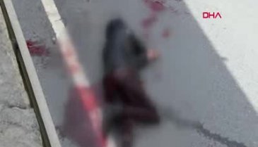 Araca kaldırım taşı atan yabancı uyruklu genci bıçakladılar