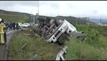 Bursa'da mıcır yüklü kamyon devrildi, sürücüsü hayatını kaybetti