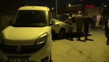 Bursa'da freni boşalan kamyon doğal gaz kutusu, elektrik direği ve araçlara çarptı