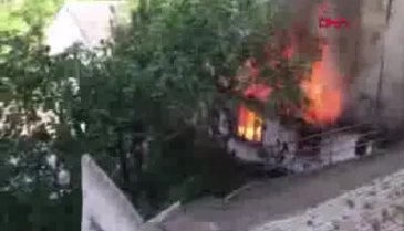 Sosyal mesafeyi unuttular, yangını film gibi izlediler