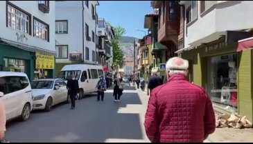 Bursa'da şehir merkezinde sokağa çıkan 65 yaş üstü vatandaşlar sosyal mesafeyi ihlal etti (ÖZEL HABER)