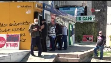 Bursa'da 65 yaş üstü vatandaşlar bankamatiklere akın etti
