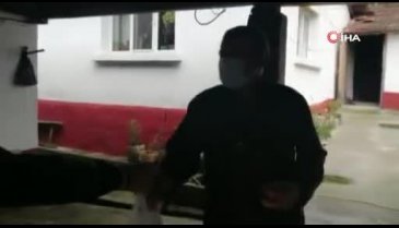 Bursa'da hem ekmek götürüyor hem de göbek atıp konser veriyor