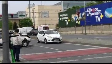 Otomobil durağa daldı! 1'i ağır 3 yaralı