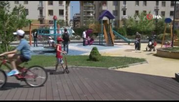 Bursa'da süper kahramanlardan çocuklara sosyal mesafe uyarısı