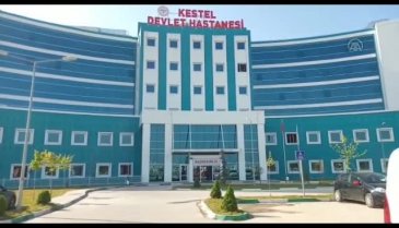 Bursa'da koronavirüs tedavisi gören yaşlı çift el ele taburcu oldu