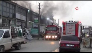 Bursa'da araç bakım servisinde yangın: 5 araç hasar gördü