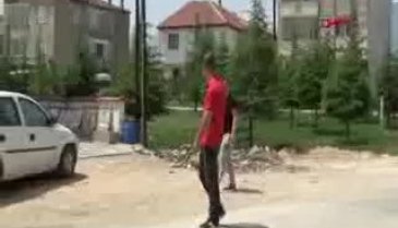 Bursa'da koronavirüs sebebiyle sergi salonları kapatılınca evinin önüne resim sergisi açtı