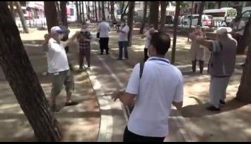 Bursa'da sokağa çıkan yaşlılar orkestra eşliğinde kurtlarını döktü
