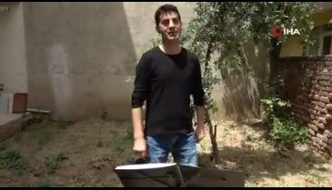 Bursa'da çaycı korona virüse şarkı yazıp konser verdi