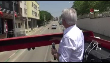 Bursa'da otobüsten 19 Mayıs konserine vatandaşlar balkonlarından eşlik etti