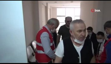 Kızılay yeleklerini giyip Bursa'da erzak dağıttılar