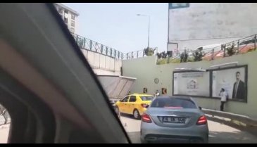 Bursa'da kamyonet üst geçide çarparak sıkıştı