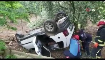 Bursa'da direksiyon hakimiyetini kaybeden sürücü evin bahçesine daldı