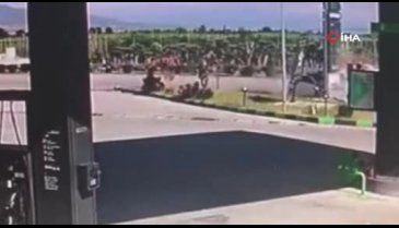 Otomobil benzin istasyonu tabelasına çarptı: 1 ölü, 2 yaralı
