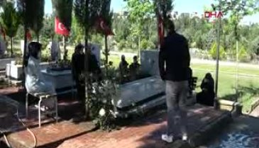 Bursa'da şehit mezarlığında buruk bayram